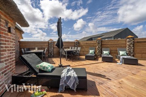 På terrassen i feriehus nr. 580 er det plass til 16 personer.