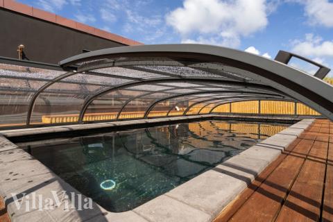 Feriehus 580 har et flott basseng med sklie, et stort innebygd boblebad og en badstue