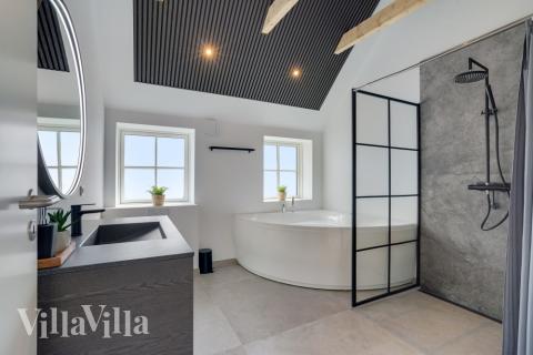 Det finnes bad med dusj i luksushus nr. 580 til 16 personer.