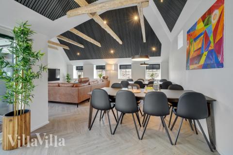 Sofaen i luksushus nr. 580 i Vestjylland er perfekt for å hygge seg med et brettspill eller se en film sammen.