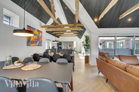 Det er plass til 16 personer i det store lyse oppholdsrommet i luksushus nr. 580.