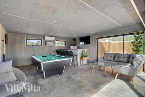 I tillegg til alle aktivitetsmulighetene i husets bassengavdeling, kan du også spille biljard, bordtennis og dart i luksushus nr. 580