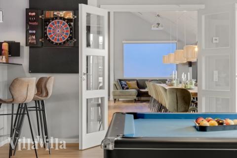 I tillegg til alle aktivitetsmulighetene i husets bassengavdeling, kan du også spille biljard, bordtennis og dart i luksushus nr. 554