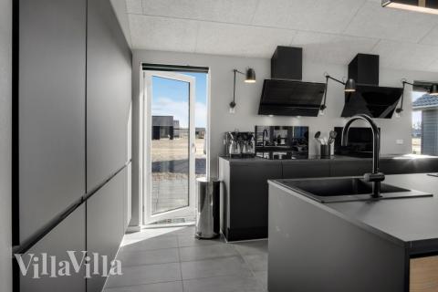 Kjøkkenet i luksushus nr. 554 i Vestjylland er godt innrettet.