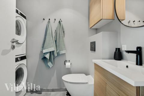 Det finnes bad med dusj i luksushus nr. 554 med plass til 26 personer.