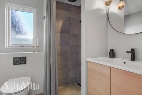 Det finnes bad med dusj i luksushus nr. 554 til 26 personer.