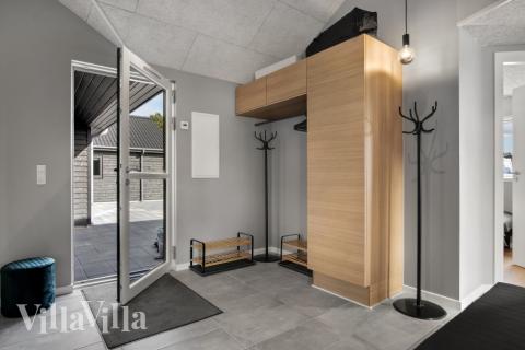 Det romslige inngangspartiet til luksushus nr. 554 i Vestjylland