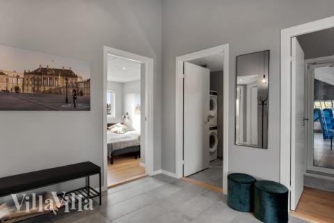 Det er god plass i inngangspartiet til luksushus nr. 554