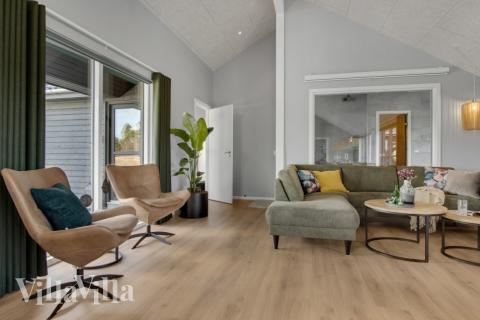 Sofaen i luksushus nr. 554 i Vestjylland er perfekt for å hygge seg med et brettspill eller se en film sammen.