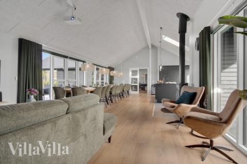 Det er plass til 26 personer i det store lyse oppholdsrommet i luksushus nr. 554.