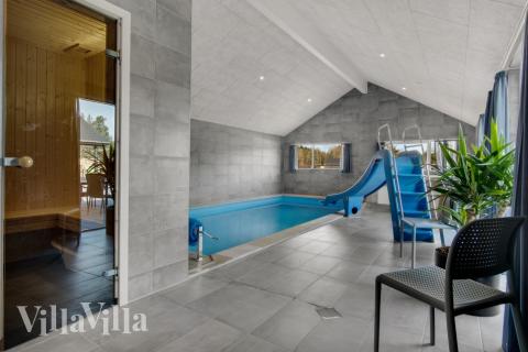 Feriehus 554 har et flott basseng med sklie, et stort innebygd boblebad og en badstue