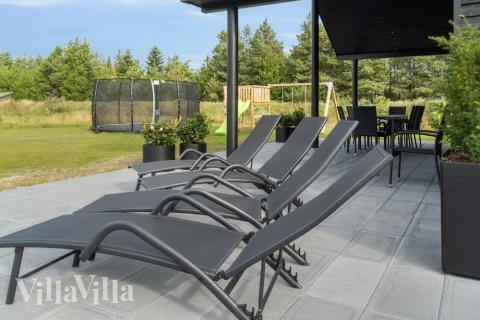 På terrassen i feriehus nr. 554 er det plass til 26 personer.