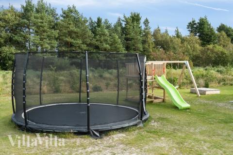 I det attraktive feriehuset nr. 554 i Vestjylland finnes det mengder av utendørsaktiviteter, som leketårn og huskestativ.