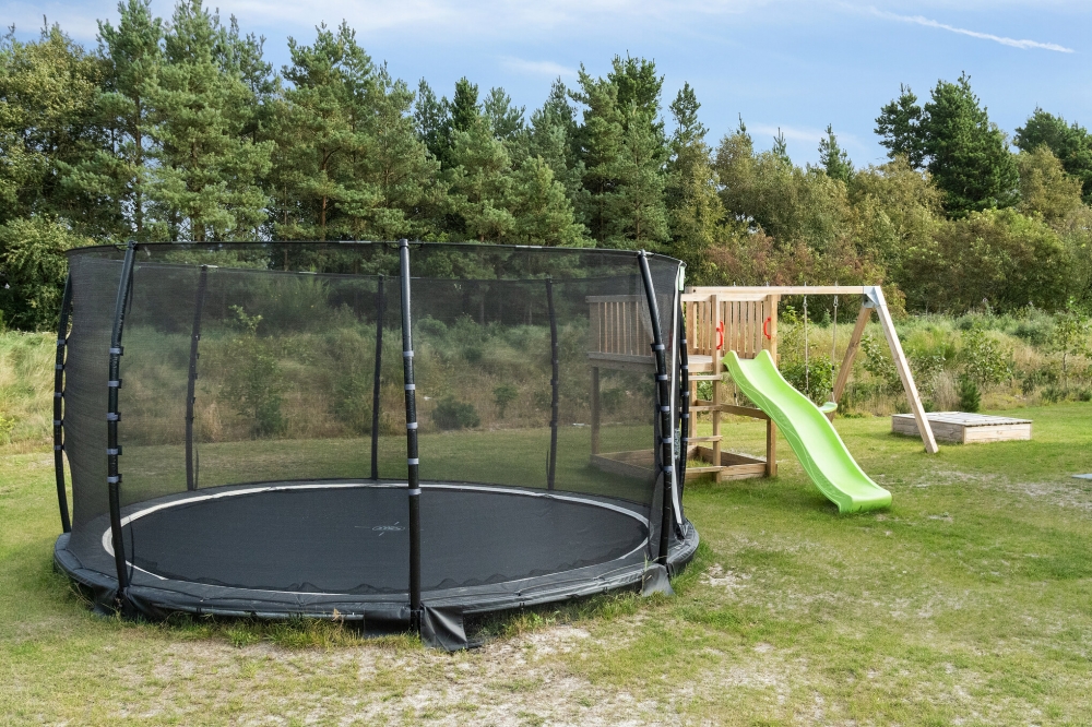 I det attraktive feriehuset nr. 554 i Vestjylland finnes det mengder av utendørsaktiviteter, som leketårn og huskestativ.