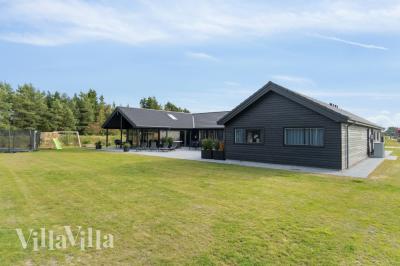 Dette lekre huset med svømmebasseng, nr. 554, med plass til 26 personer, ligger i Vestjylland