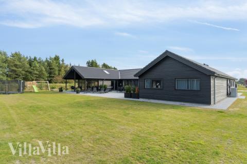 Dette lekre huset med svømmebasseng, nr. 554, med plass til 26 personer, ligger i Vestjylland