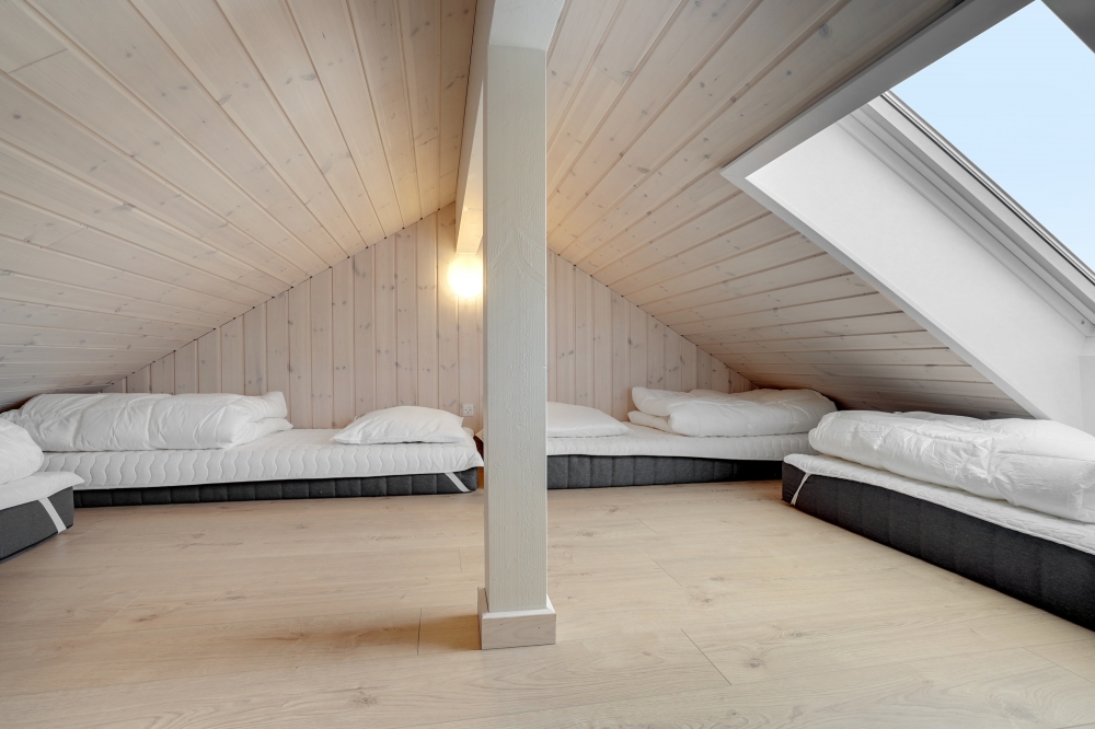 Noen av de 12 soveplassene i luksushus nr. 578 finnes på hems
