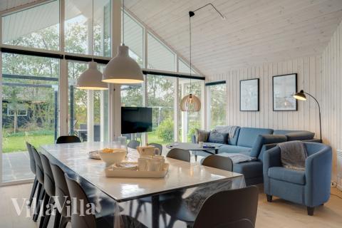 Det er plass til 12 personer i det store lyse oppholdsrommet i luksushus nr. 578.