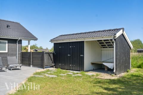 I det attraktive feriehuset nr. 578 i Lolland/Falster/Møn finnes det mengder av utendørsaktiviteter, som leketårn og huskestativ.