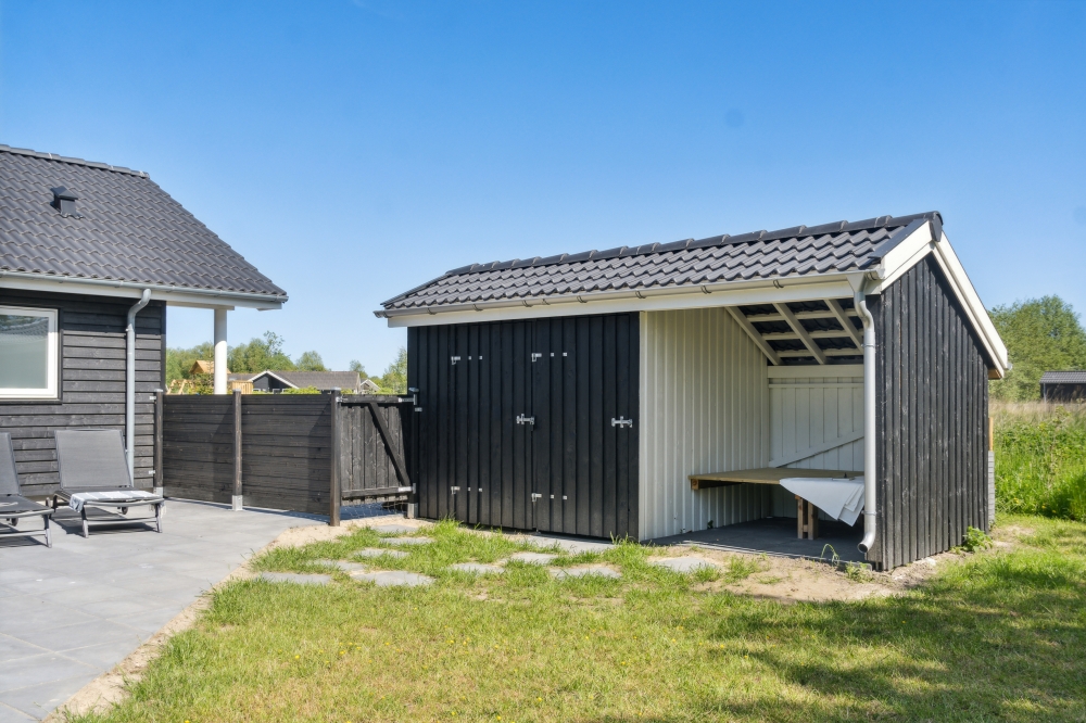 I det attraktive feriehuset nr. 578 i Lolland/Falster/Møn finnes det mengder av utendørsaktiviteter, som leketårn og huskestativ.
