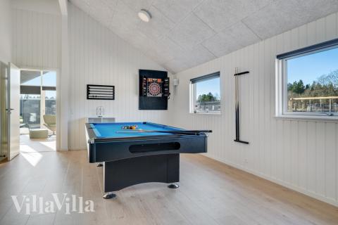Luksushus nr. 560 til 16 personer tilbyr et stort aktivitetsrom med bl.a. biljard og dart
