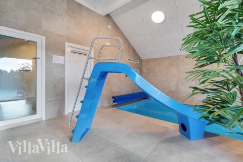 Det flotte bassenget i luksushus nr. 560 til 16 personer