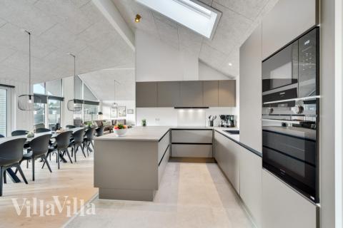 Kjøkkenet i luksushus nr. 560 er godt innrettet.