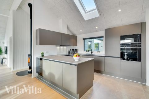 Kjøkkenet i luksushus nr. 560 er fullt utstyrt så dere lett kan lage mat til 16 personer.