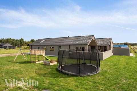 I det attraktive feriehuset nr. 560 i Vestjylland finnes det mengder av utendørsaktiviteter, som leketårn og huskestativ.