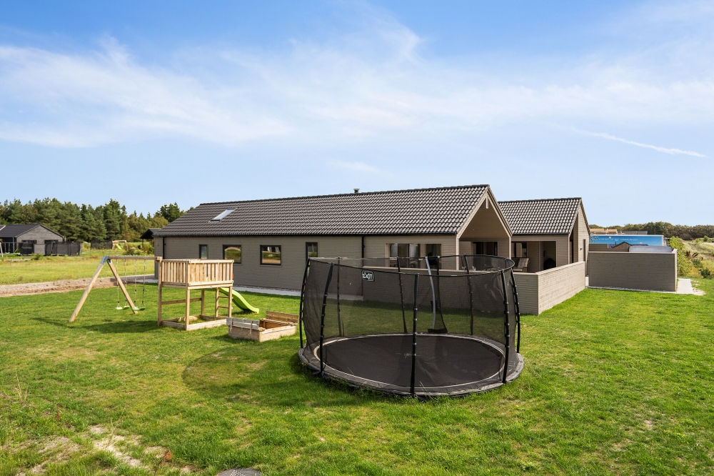 I det attraktive feriehuset nr. 560 i Vestjylland finnes det mengder av utendørsaktiviteter, som leketårn og huskestativ.