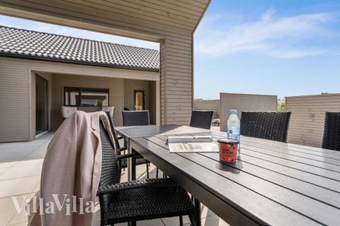 Nyt en grillkveld på terrassen i luksushus nr. 560 i Vestjylland