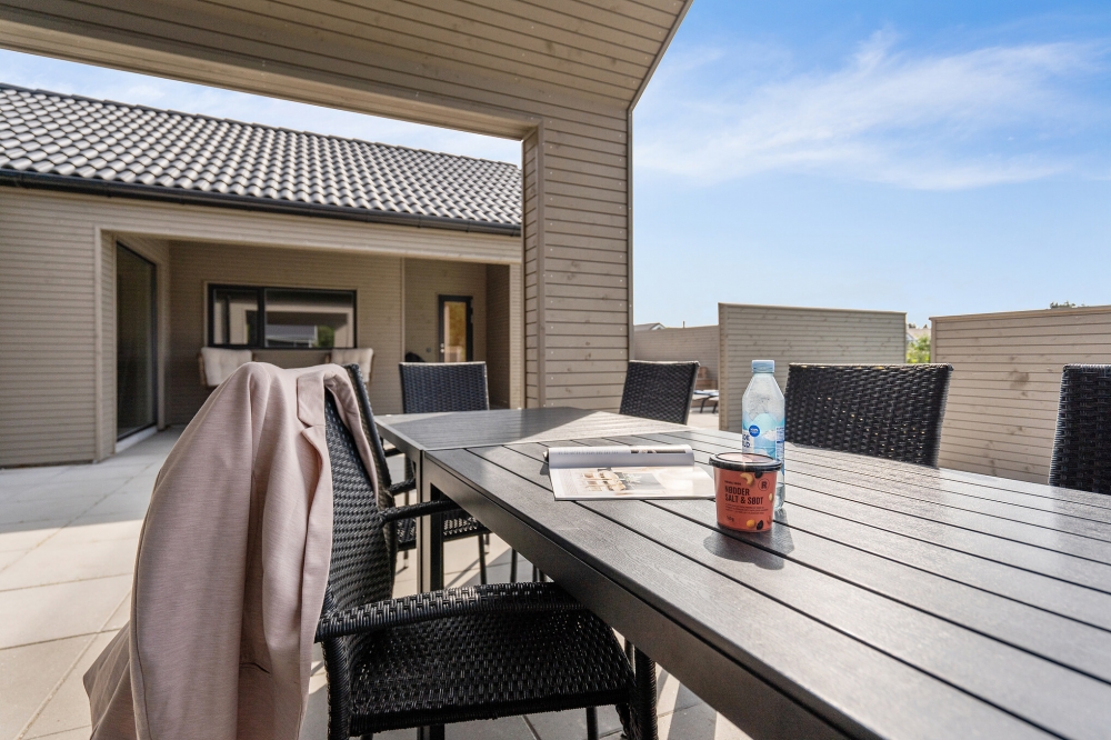 Nyt en grillkveld på terrassen i luksushus nr. 560 i Vestjylland