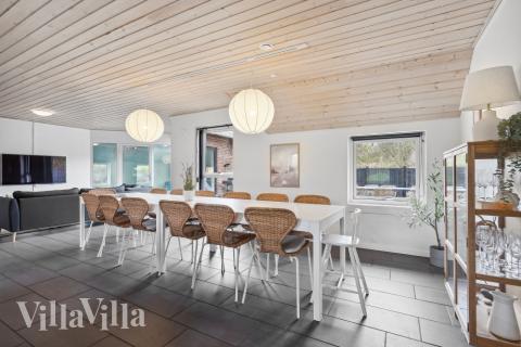 Det er plass til 14 personer i det store lyse oppholdsrommet i luksushus nr. 557.