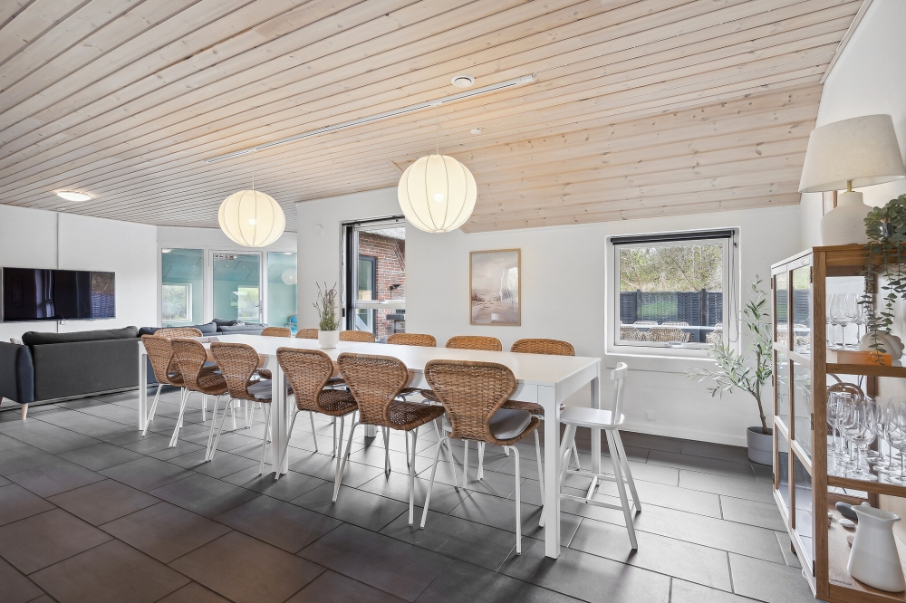 Det er plass til 14 personer i det store lyse oppholdsrommet i luksushus nr. 557.