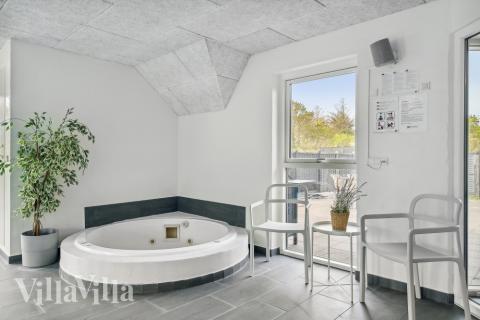 Nyt varmen i boblebadet i luksushus nr. 557 i Vestjylland