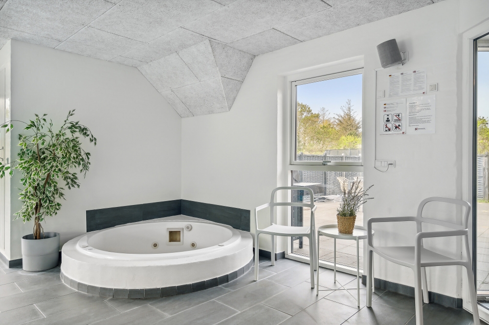 Nyt varmen i boblebadet i luksushus nr. 557 i Vestjylland