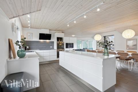 Kjøkkenet i luksushus nr. 557 er fullt utstyrt så dere lett kan lage mat til 14 personer.