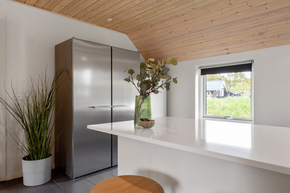 Kjøkkenet i luksushus nr. 557 i Vestjylland er godt innrettet.