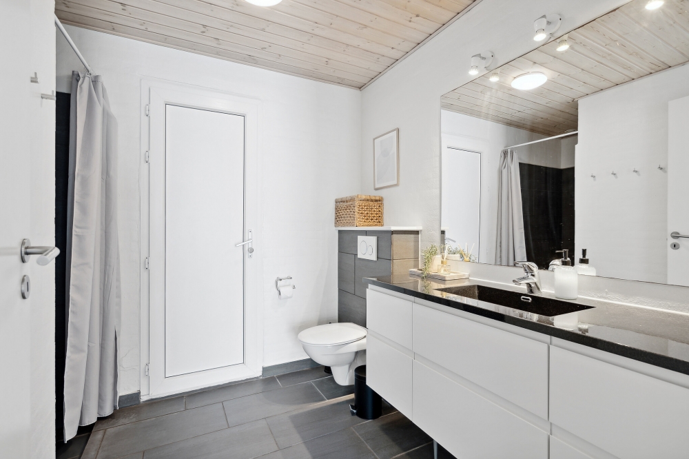 Det finnes bad med dusj i luksushus nr. 557 til 14 personer.
