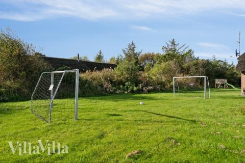 I det attraktive feriehuset nr. 557 i Vestjylland finnes det mengder av utendørsaktiviteter, som leketårn og huskestativ.