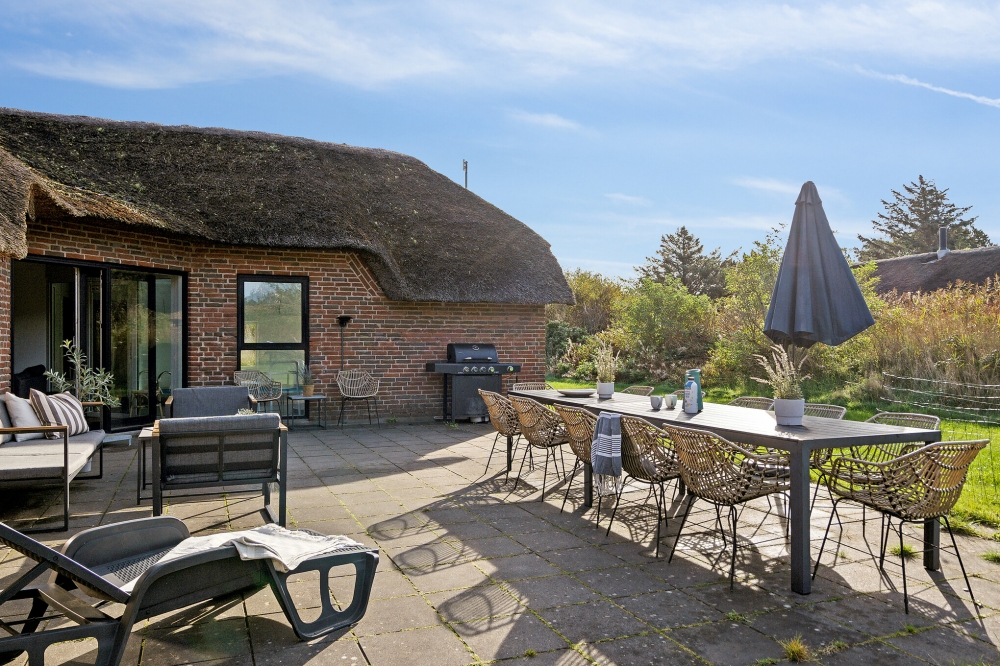 Nyt en grillkveld på terrassen i luksushus nr. 557 i Vestjylland