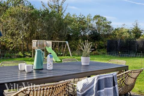 På terrassen i feriehus nr. 557 er det plass til 14 personer.