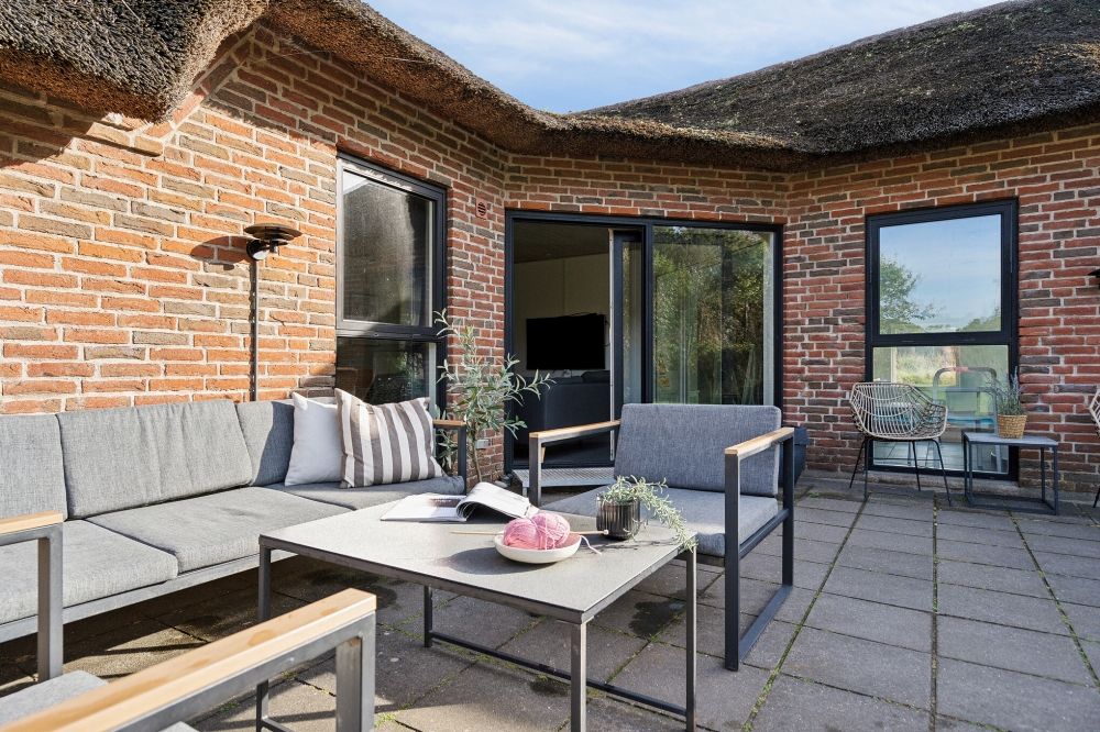 Luksushus nr. 557 har en deilig terrasse med gode hagemøbler til 14 personer.