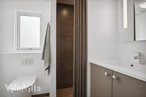 Det finnes bad med dusj i luksushus nr. 579 til 26 personer.