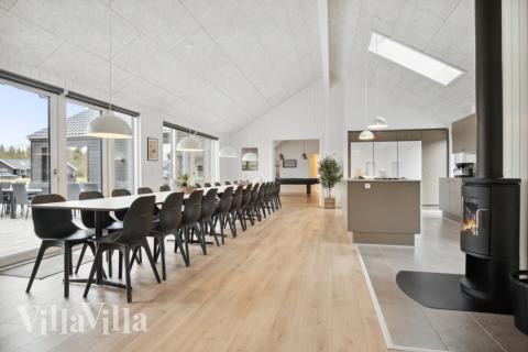 Det er plass til 26 personer i det store lyse oppholdsrommet i luksushus nr. 579.