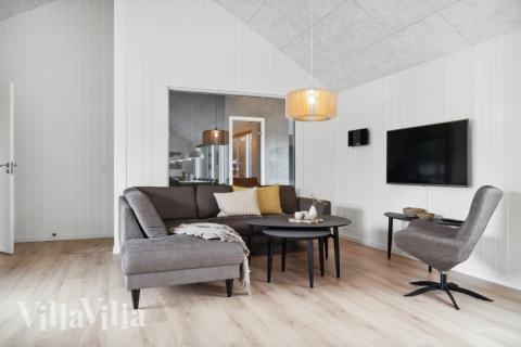 Sofaen i luksushus nr. 579 i Vestjylland er perfekt for å hygge seg med et brettspill eller se en film sammen.