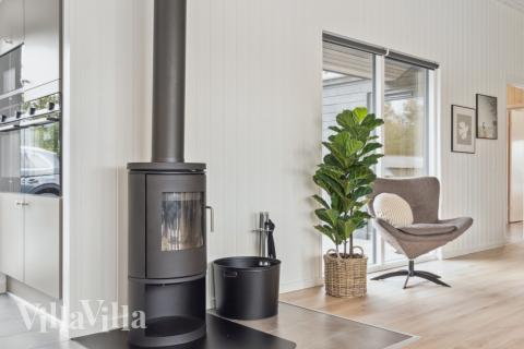 Det er god plass til hygge i feriehusets sofagruppe under oppholdet i luksushus nr. 579