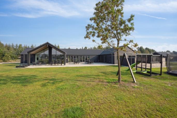 Dette lekre huset med svømmebasseng, nr. 579, med plass til 26 personer, ligger i Vestjylland