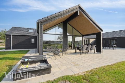 Luksushus nr. 579 har en deilig terrasse med gode hagemøbler til 26 personer.