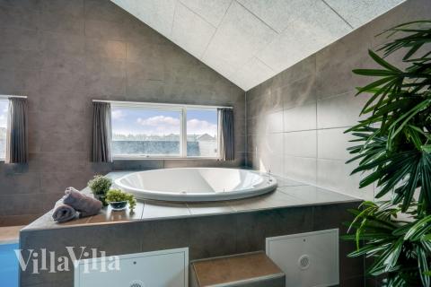 Nyt varmen i boblebadet i luksushus nr. 579 i Vestjylland